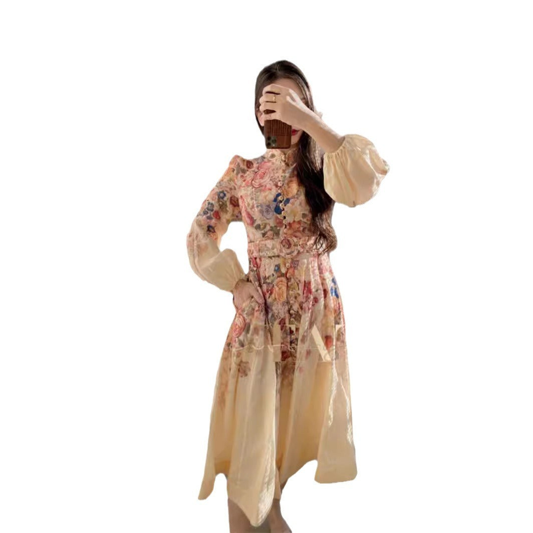 Vestido con cuello alto, botonadura sencilla y estampado de posicionamiento