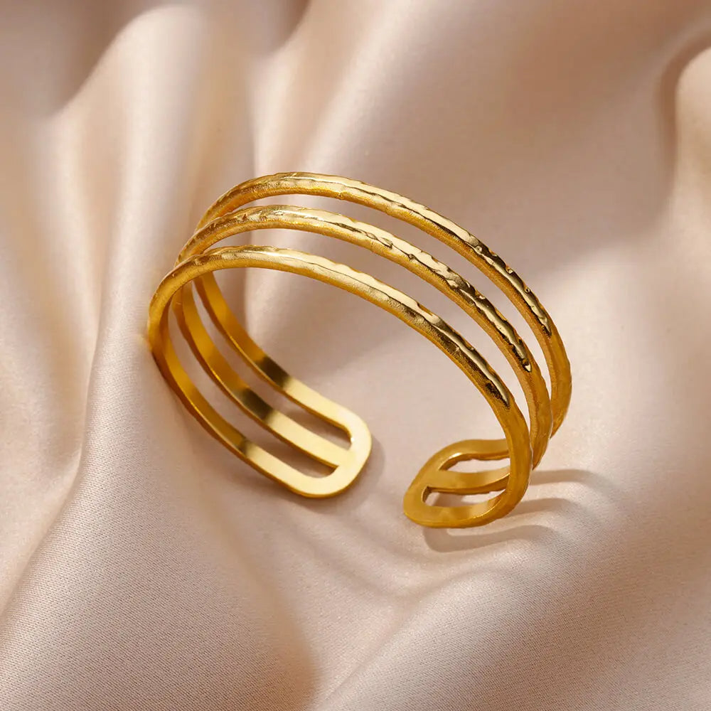 Elegante pulsera de acero inoxidable con múltiples capas de oro