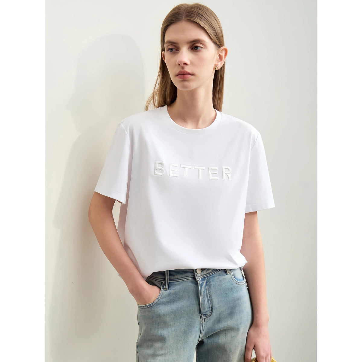 Minimalistisches kurzärmliges besticktes Baumwoll-T-Shirt für Damen