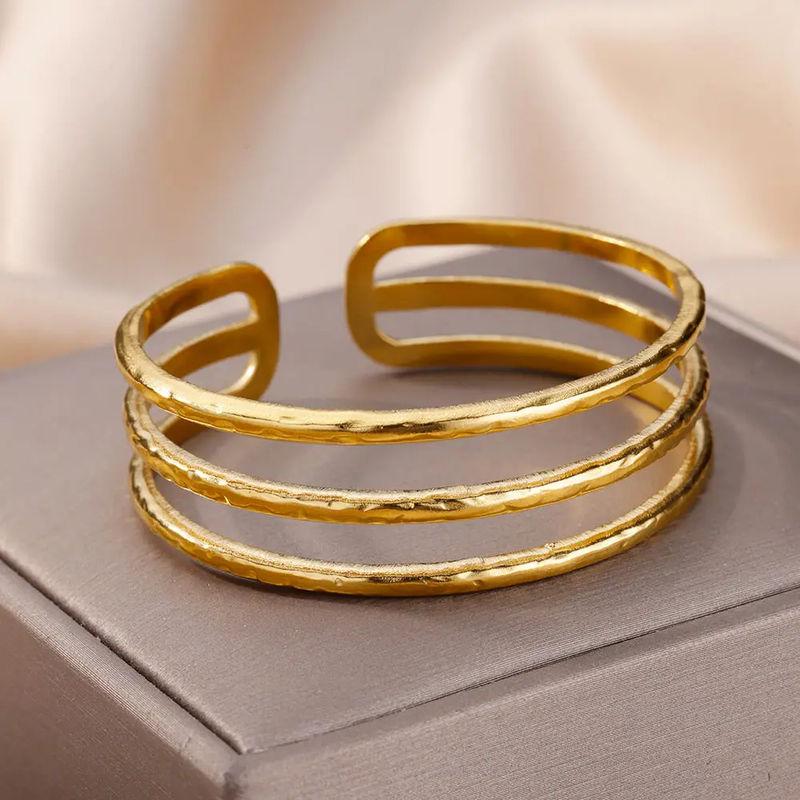 Elegante pulsera de acero inoxidable con múltiples capas de oro