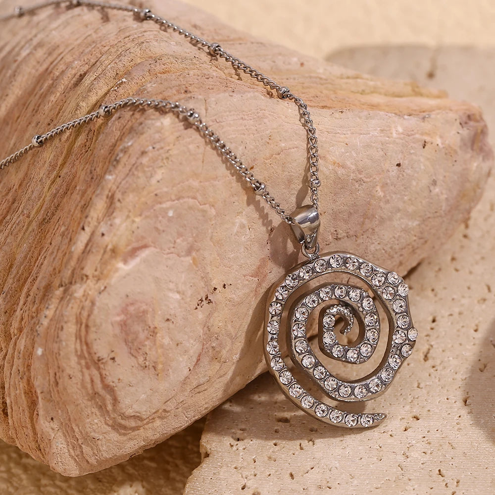 Elegante collar con colgante en espiral de acero inoxidable bañado en oro de 18 quilates