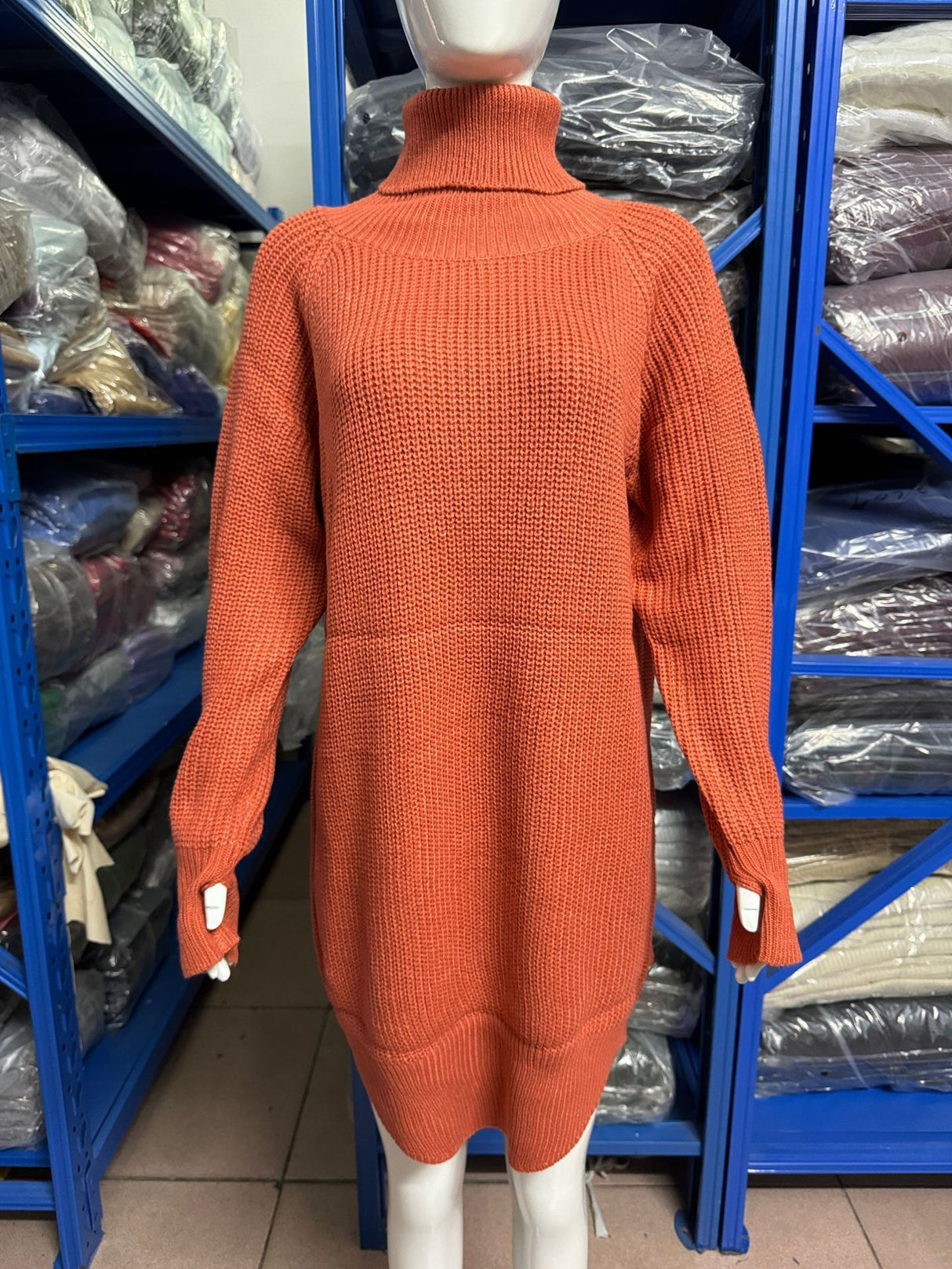 Vestido de cuello alto con abertura y moda para mujer