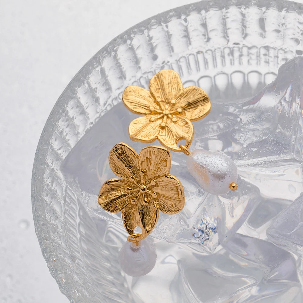 Pendientes colgantes de perlas florales de acero inoxidable chapado en oro de 18 quilates de lujo