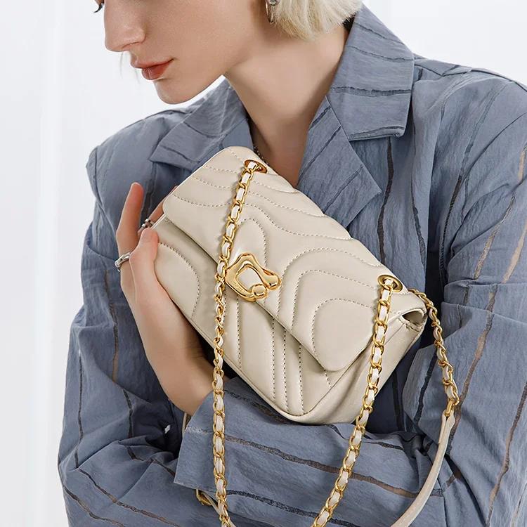 Mini-Umhängetasche aus echtem Leder mit Kette
