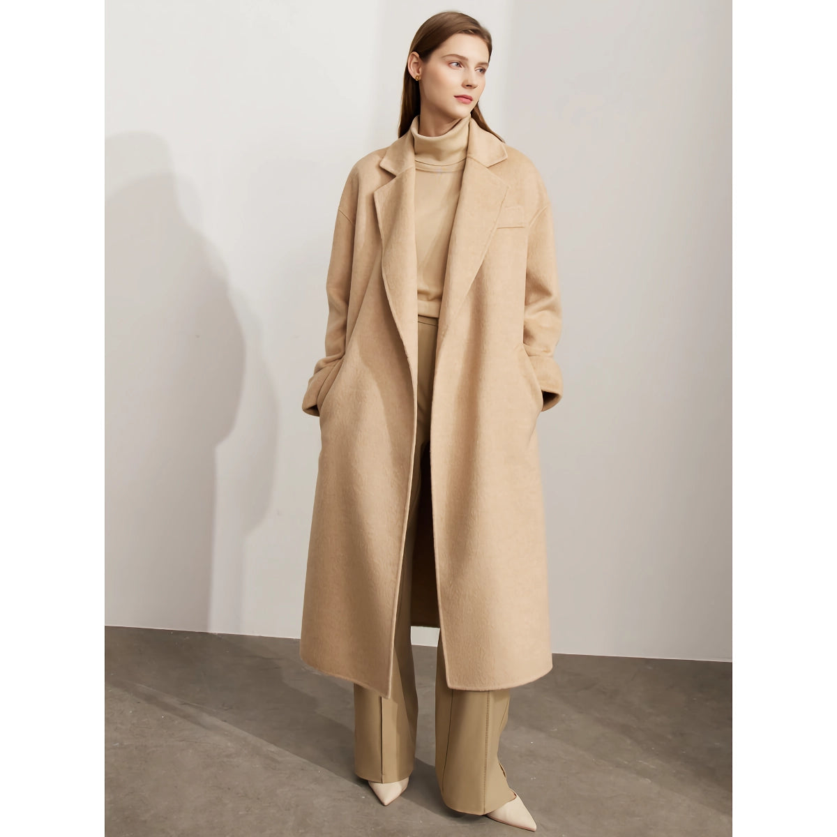 Minimalistischer Damen Wollmantel mit Schnürgürtel – elegant und warm