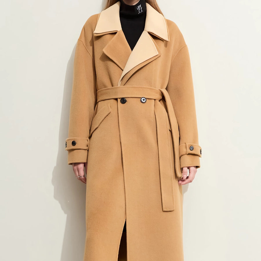 Abrigo de lana minimalista para mujer con costuras en contraste