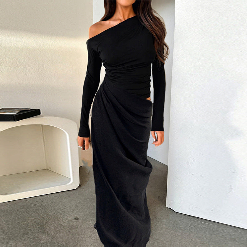 Schmal geschnittenes Plisseekleid mit schrägen Schultern und ausgehöhlten Ärmeln für Damen