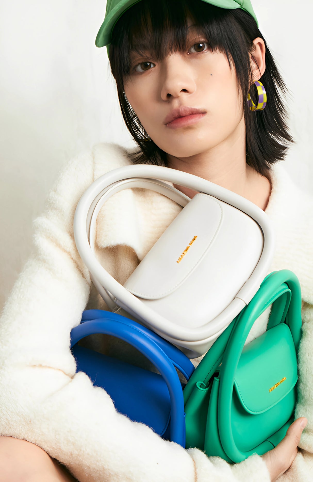 Bolso bandolera trapezoidal mediano de piel