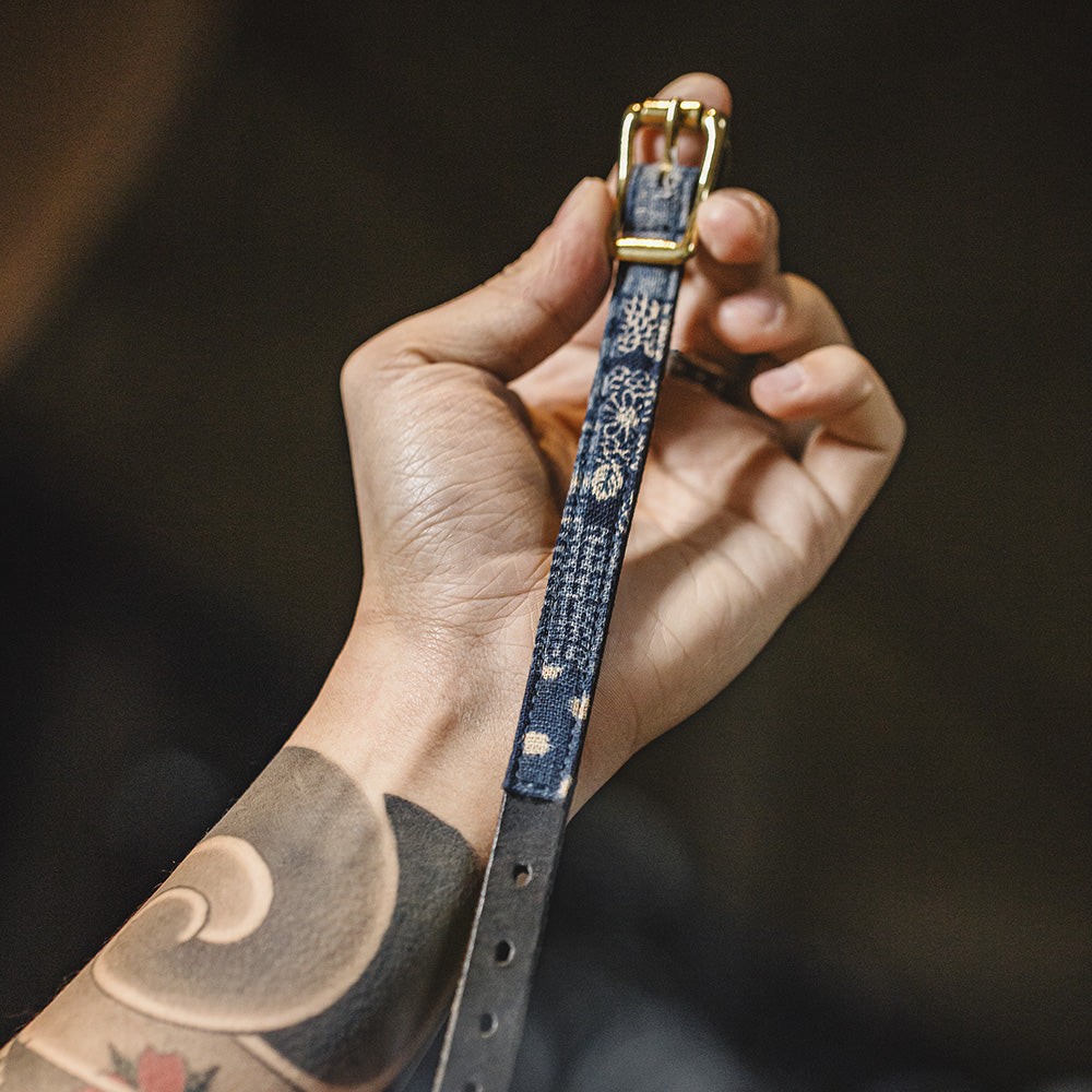 Pulsera de cuero vintage con parches y hebilla de latón: brazalete unisex ajustable