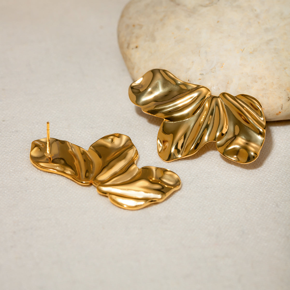 Ohrstecker aus 18 Karat vergoldetem Edelstahl mit drei Blütenblättern