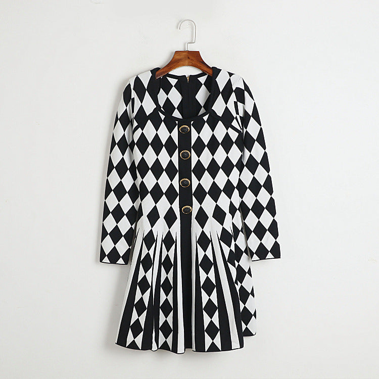 Schwarzes und weißes Plissee-Kleid mit Löwenschnalle und Rautenkaro