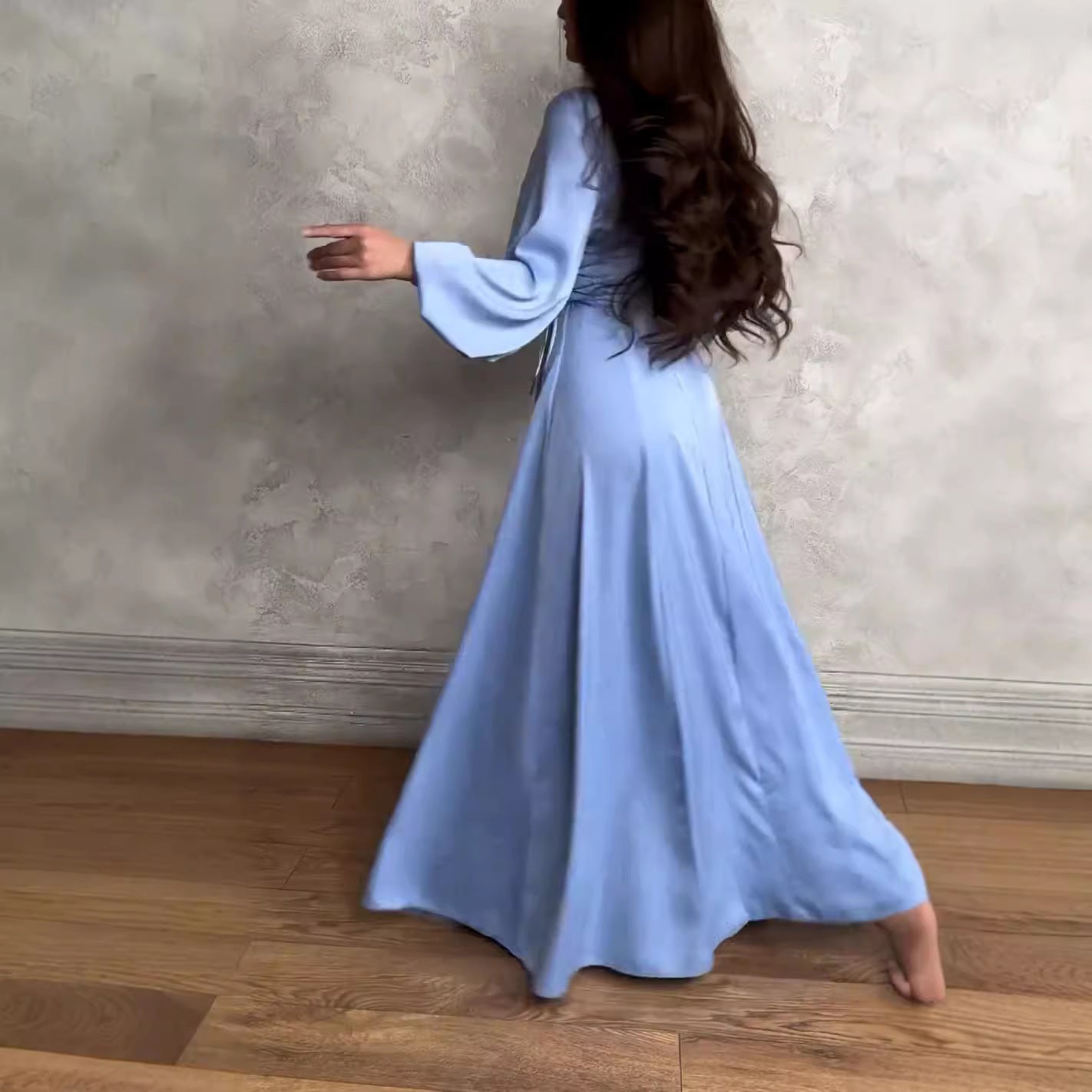 Vestido ajustado de manga larga y color liso con cuello redondo