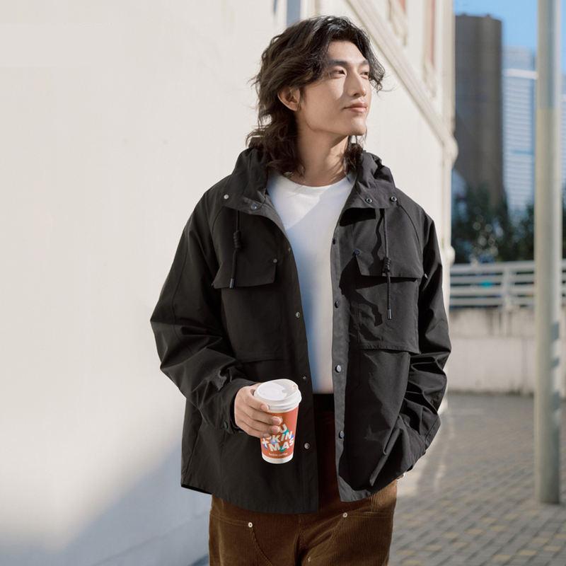 Chaqueta ligera con capucha para hombre de primavera