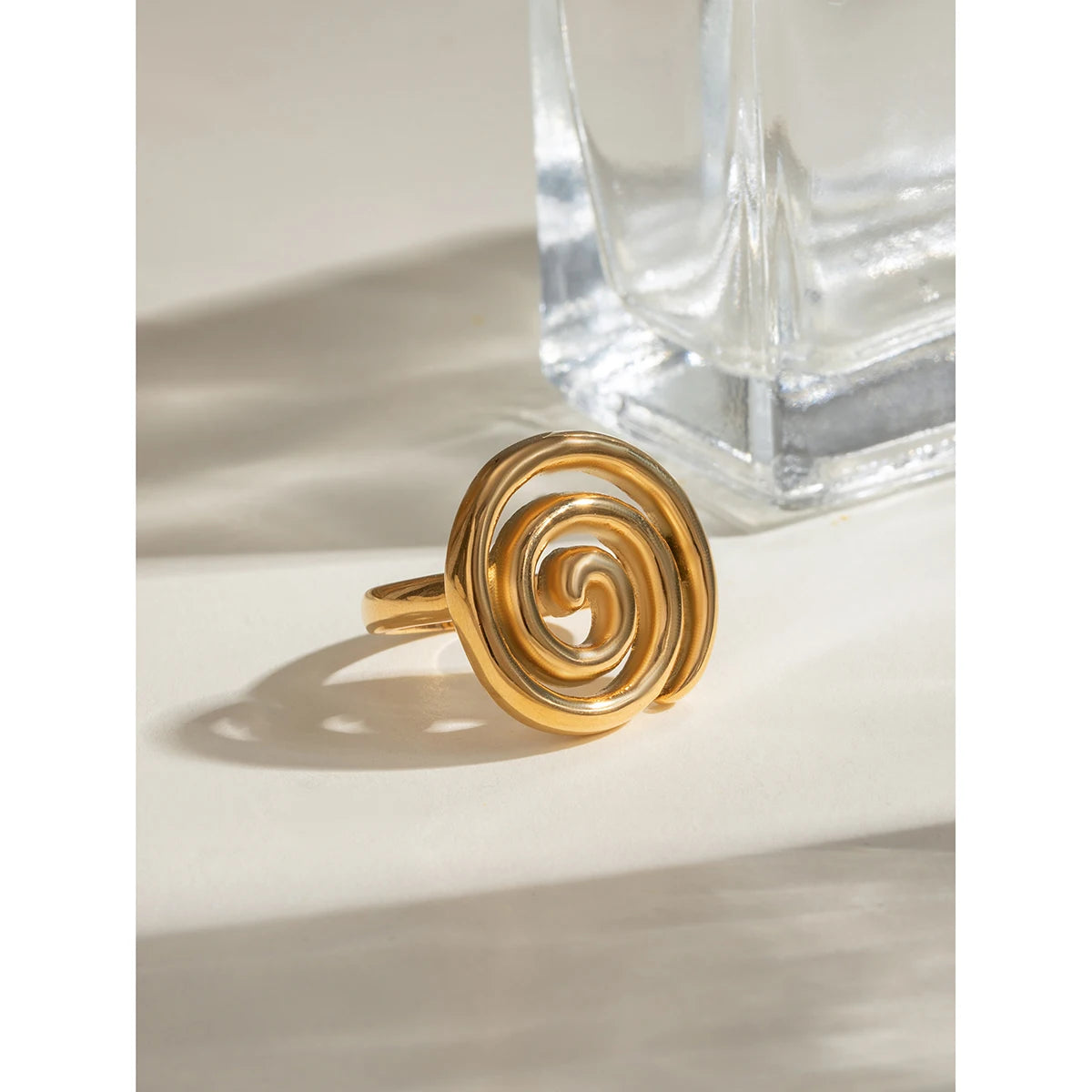 Anillo de acero inoxidable resistente al agua con diseño en espiral bañado en oro de 18 quilates