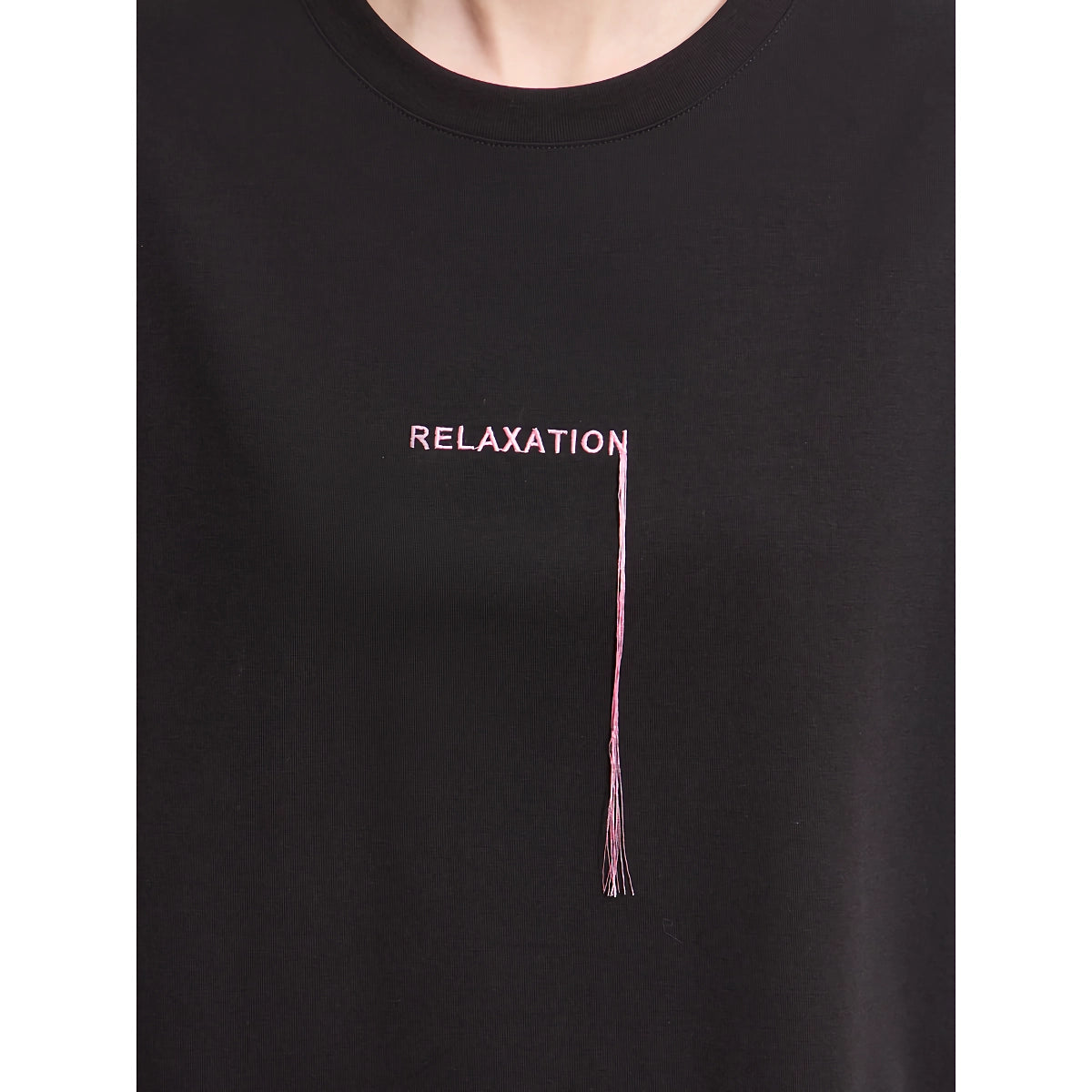 Minimalistisches Damen-T-Shirt mit Quastenstickerei