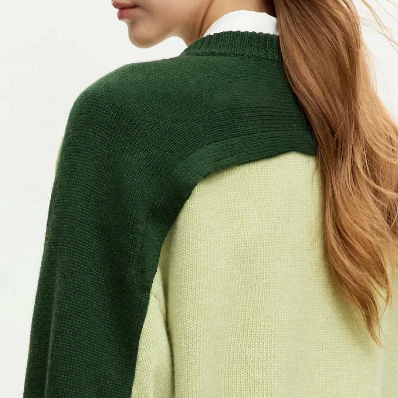 Weiter Wollpullover mit Kontrastnähten