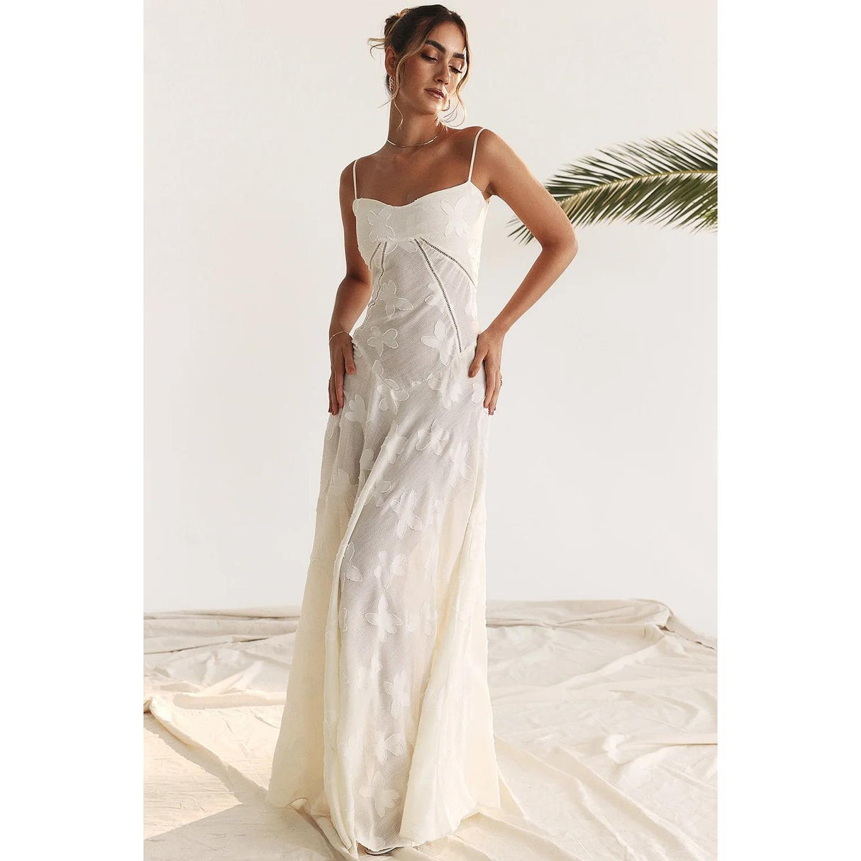 Elegante vestido midi con corsé en color beige con jacquard floral y espalda con cordones