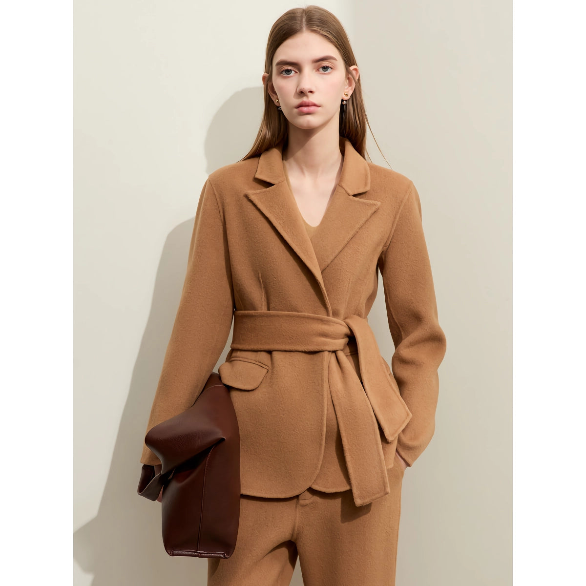 Conjunto minimalista de abrigo de lana y pantalón informal para mujer