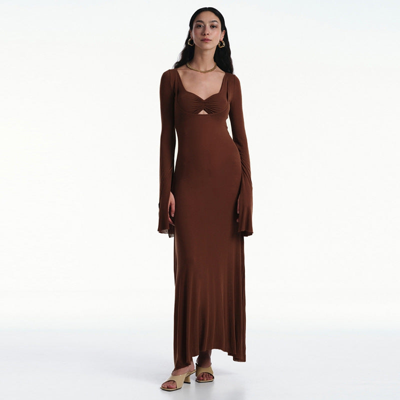 Vestido largo ajustado a la cintura con mangas largas y cuello en forma de U
