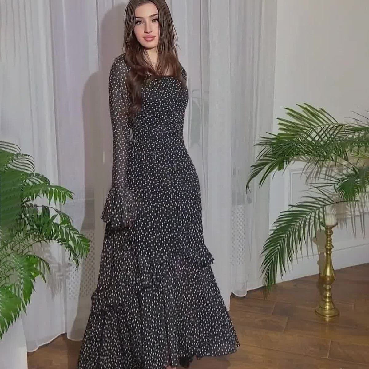 Chiffon-Kleid mit unregelmäßigen Ärmelnähten und Lotusblatt-Punkten