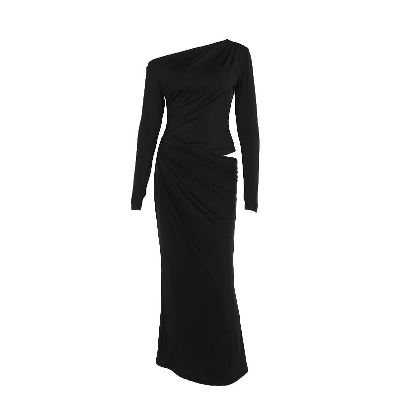 Schmal geschnittenes Plisseekleid mit schrägen Schultern und ausgehöhlten Ärmeln für Damen
