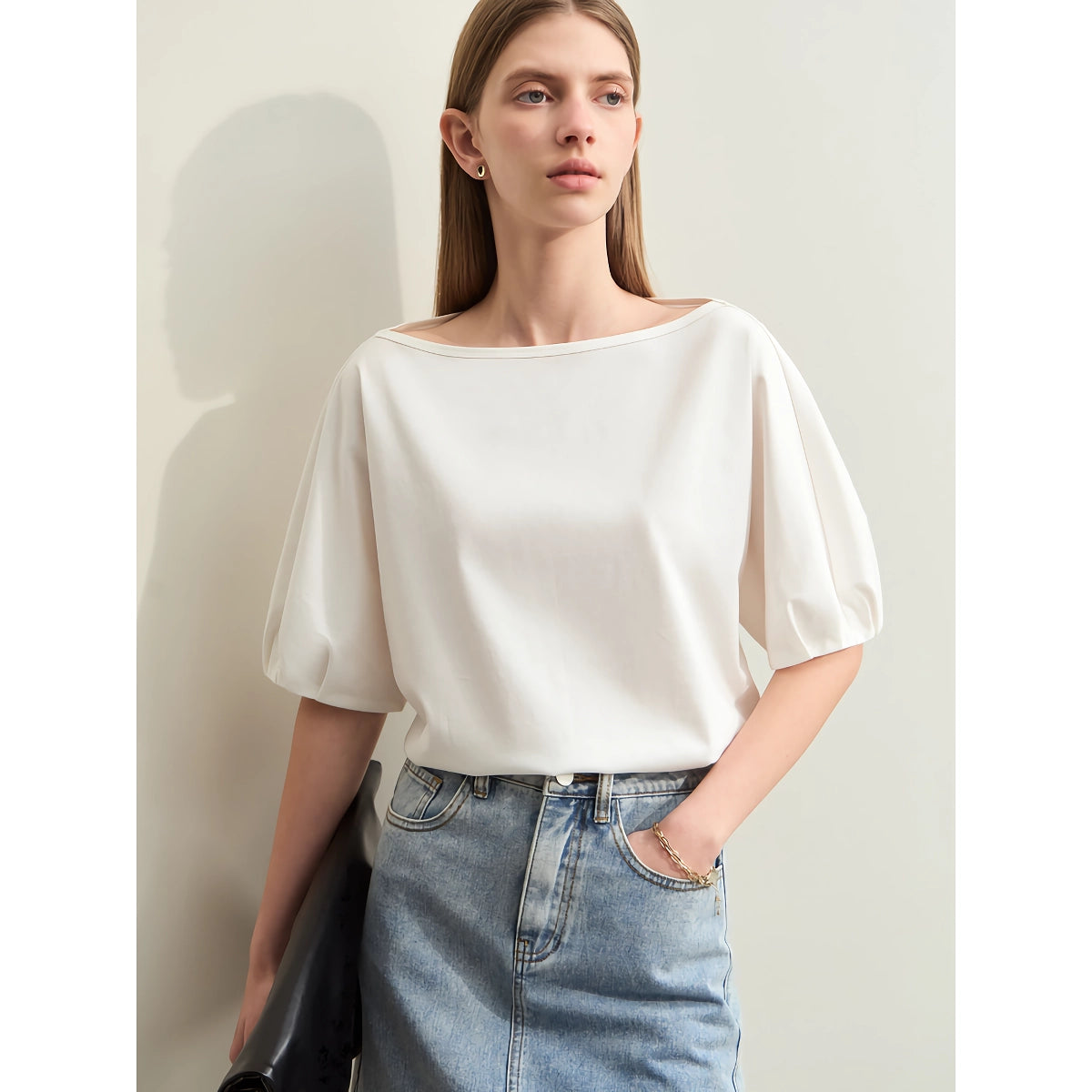 Minimalistisches Damen-T-Shirt aus Baumwolle mit Laternenärmeln