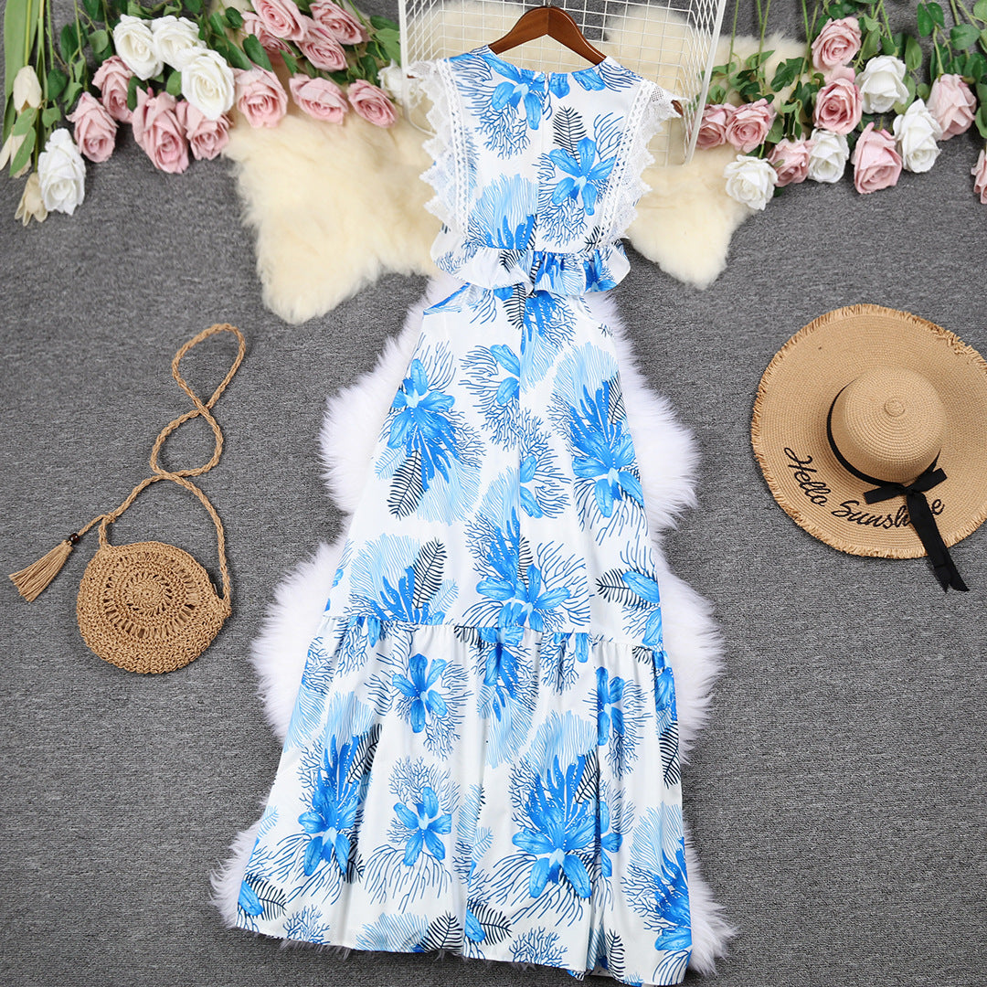 Vestido con escote en V profundo, espalda descubierta y abertura en el abdomen con estampado azul