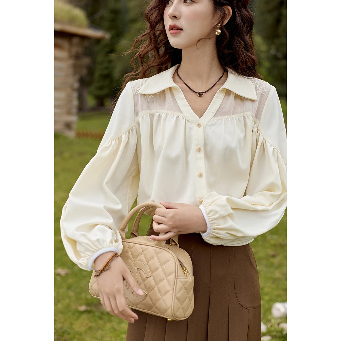 Camisa de gasa con cuello en V y mangas abullonadas bordadas para mujer
