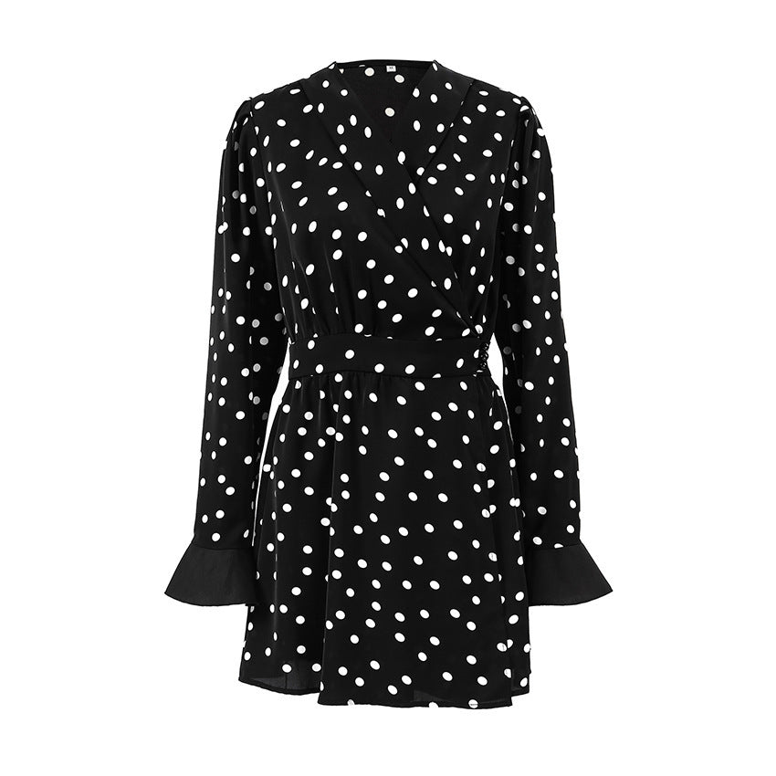 Vestido sencillo y elegante de lunares con lazo en la cintura