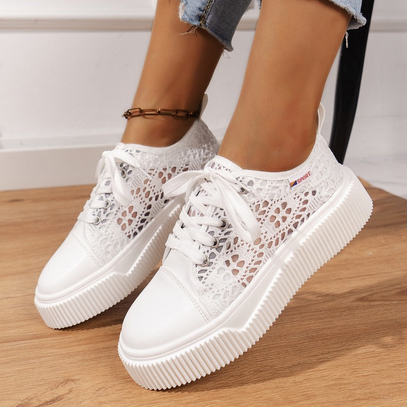 Moderne, atmungsaktive Freizeitschuhe mit Schnürung und dicker Sohle