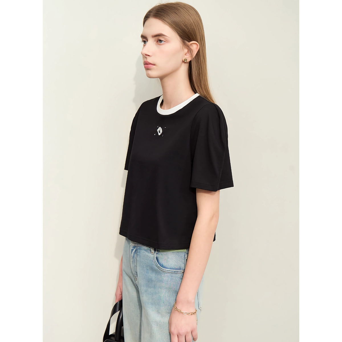 Camiseta minimalista de algodón con bordados empalmados para mujer