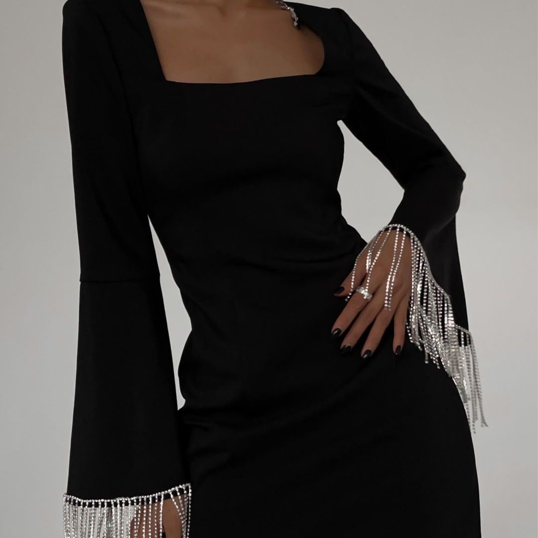 Vestido con mangas acampanadas y espalda hueca con borlas