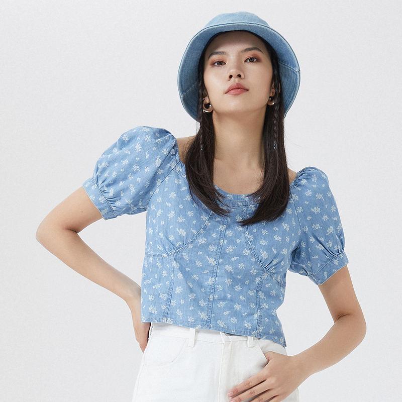 Top corto de mezclilla floral de verano con mangas abullonadas