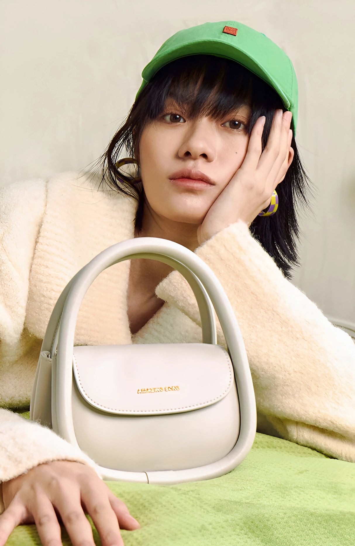 Bolso bandolera trapezoidal mediano de piel