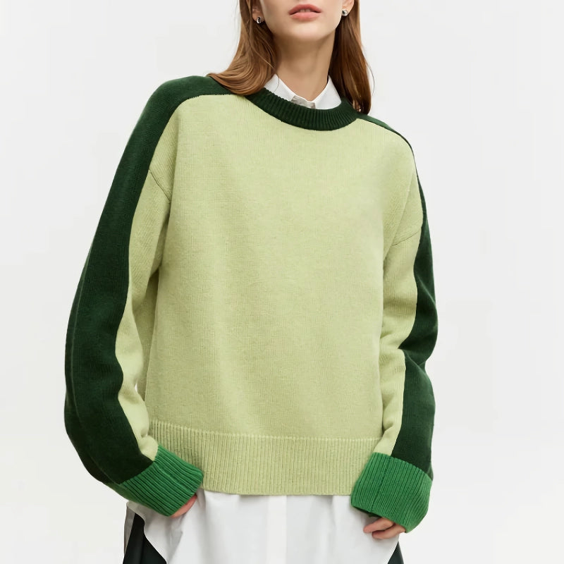 Weiter Wollpullover mit Kontrastnähten