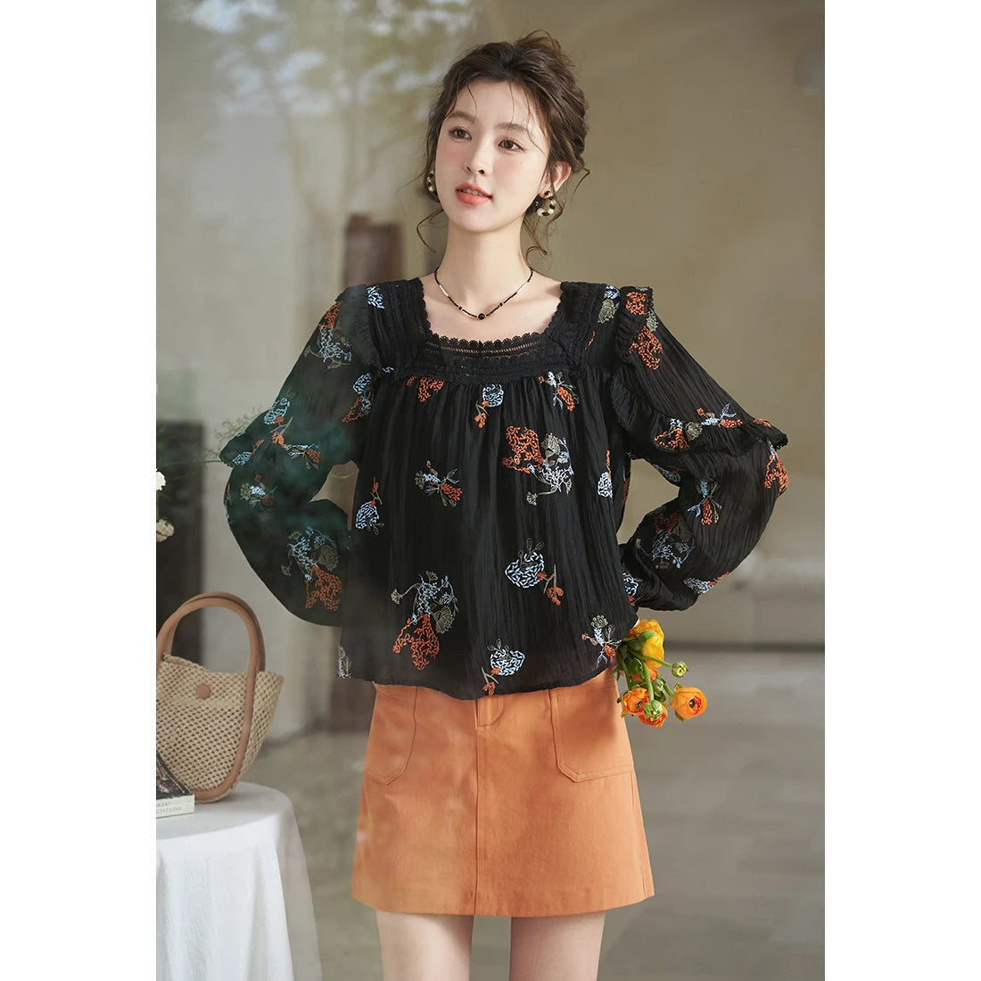 Koreanische Bluse mit Löwenzahnstickerei und quadratischem Spitzenausschnitt
