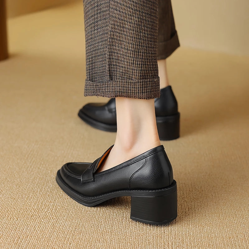 Zapatos de salón clásicos de piel auténtica con tacón cuadrado