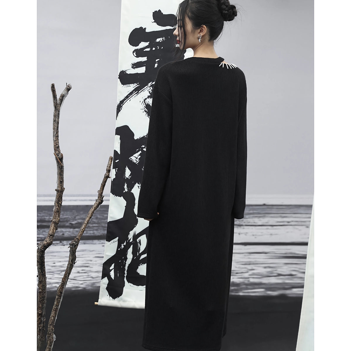 Schickes schwarzes Strickpulloverkleid mit Stickerei für Damen