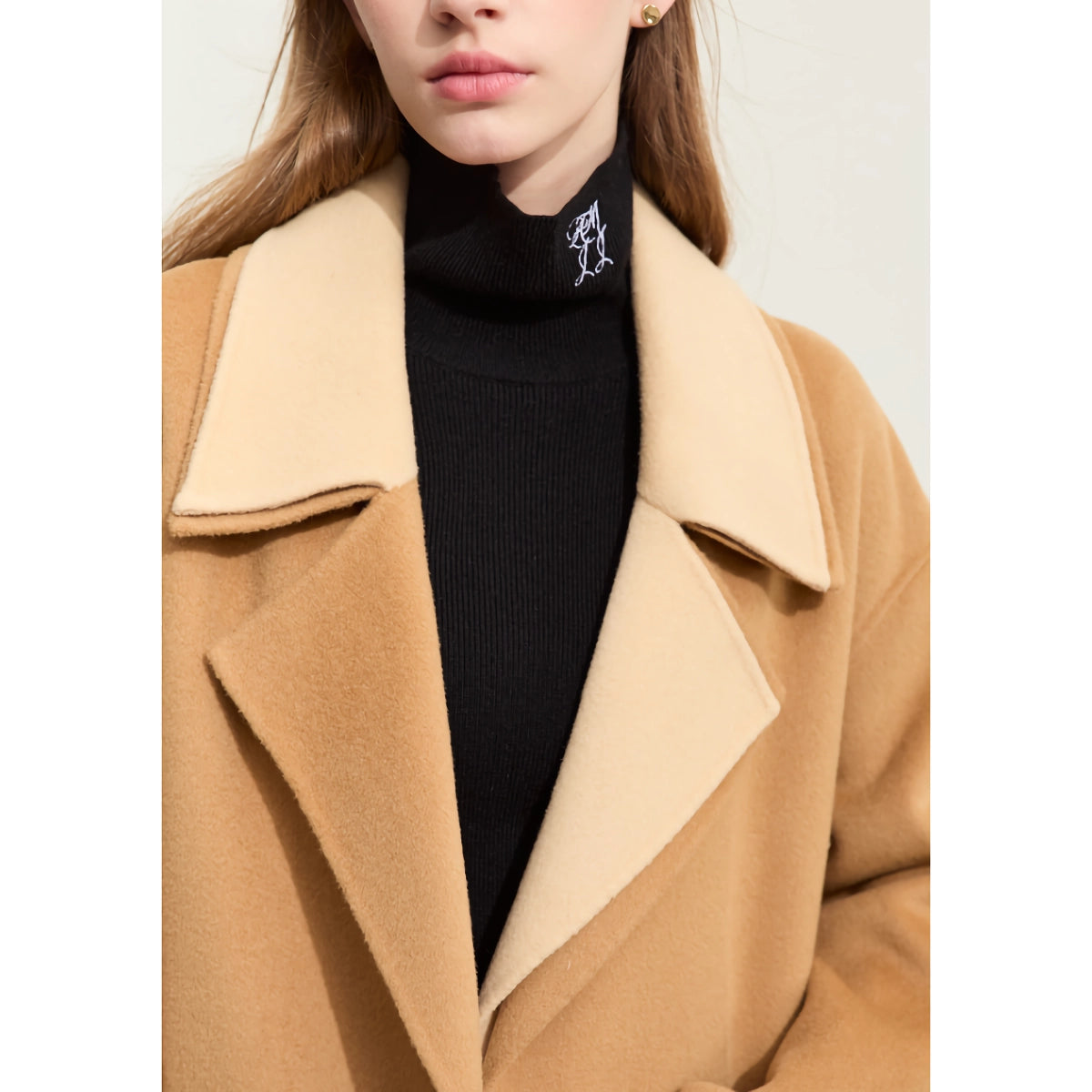 Abrigo de lana minimalista para mujer con costuras en contraste