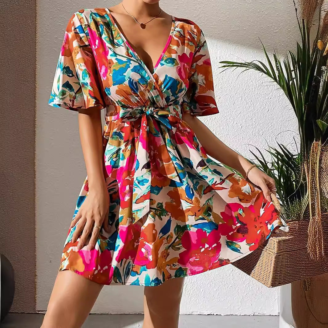 Vestido de mujer con cinturón y cuello cruzado y estampado floral