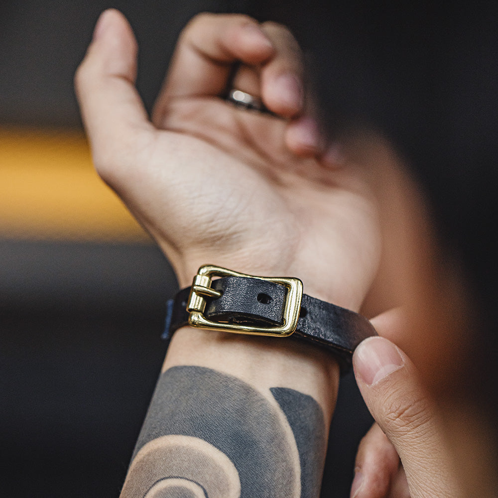 Pulsera de cuero vintage con parches y hebilla de latón: brazalete unisex ajustable