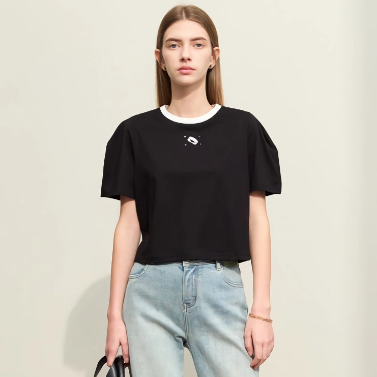 Camiseta minimalista de algodón con bordados empalmados para mujer
