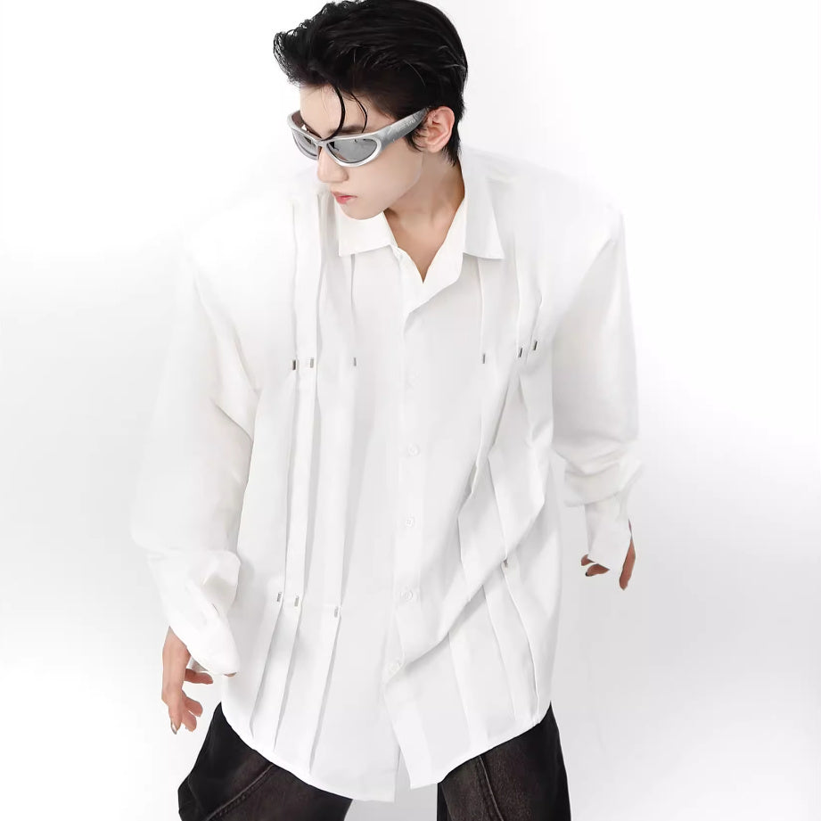 Camisa con hombros acolchados y costuras con remaches de metal