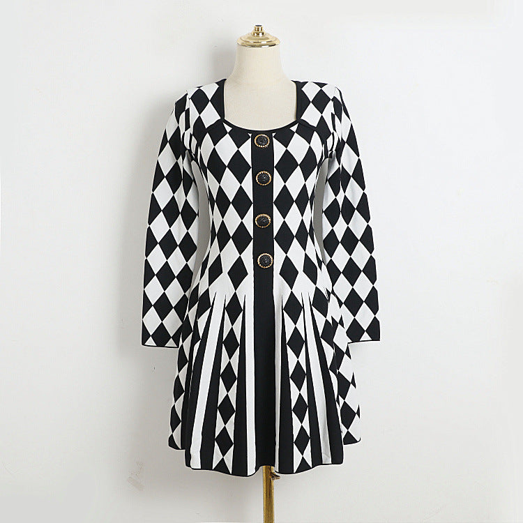 Schwarzes und weißes Plissee-Kleid mit Löwenschnalle und Rautenkaro