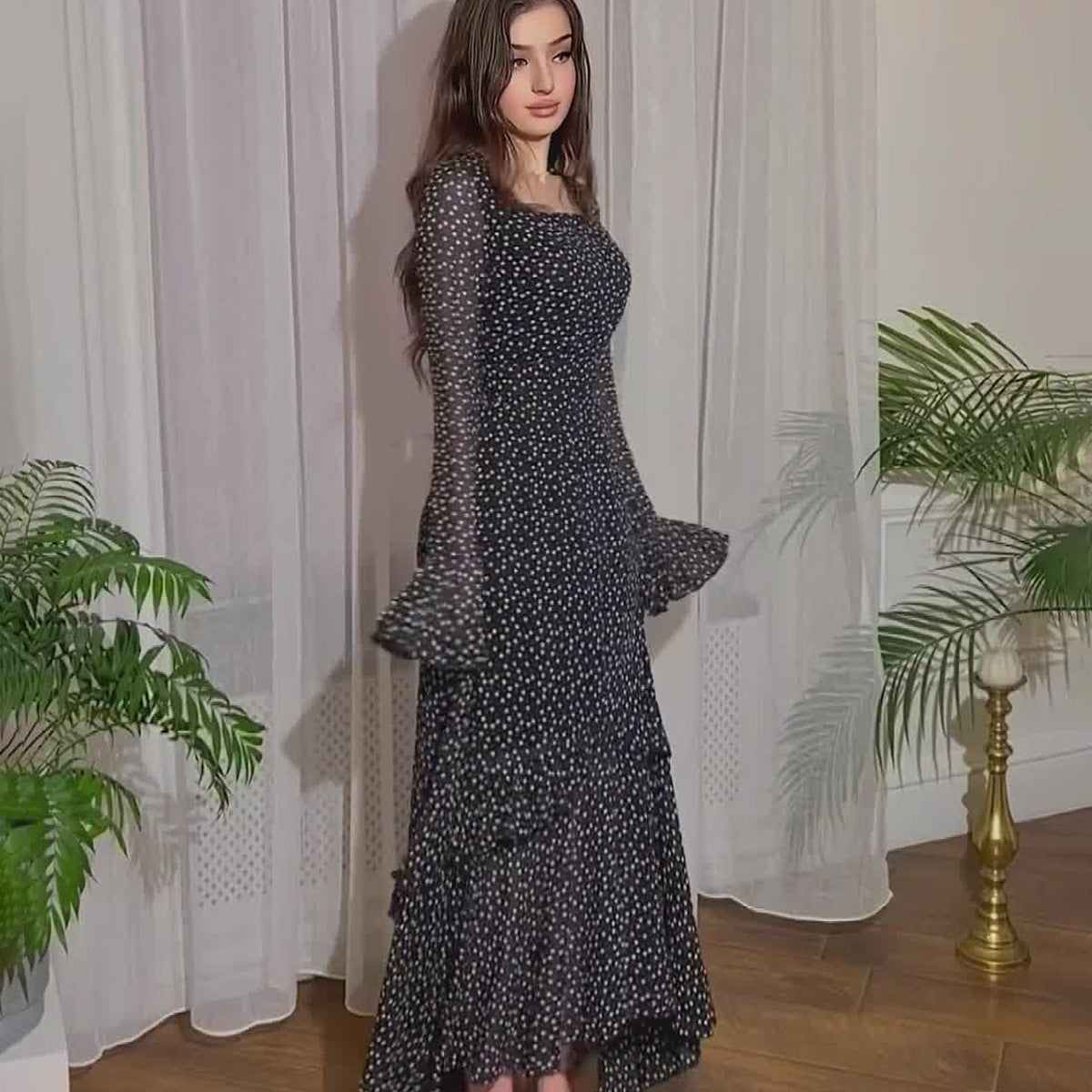 Chiffon-Kleid mit unregelmäßigen Ärmelnähten und Lotusblatt-Punkten
