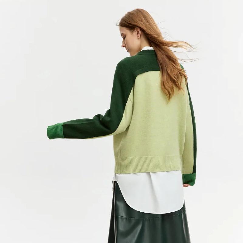 Weiter Wollpullover mit Kontrastnähten