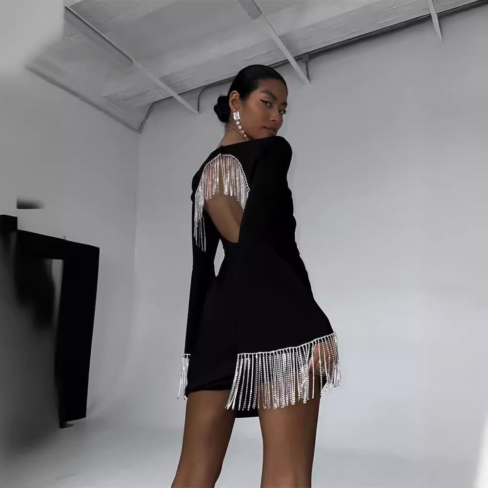 Vestido con mangas acampanadas y espalda hueca con borlas
