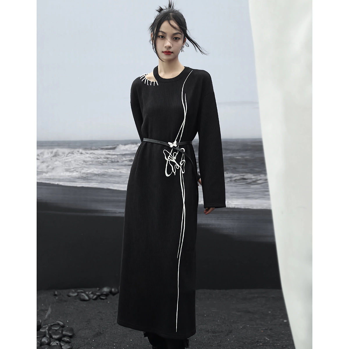 Schickes schwarzes Strickpulloverkleid mit Stickerei für Damen