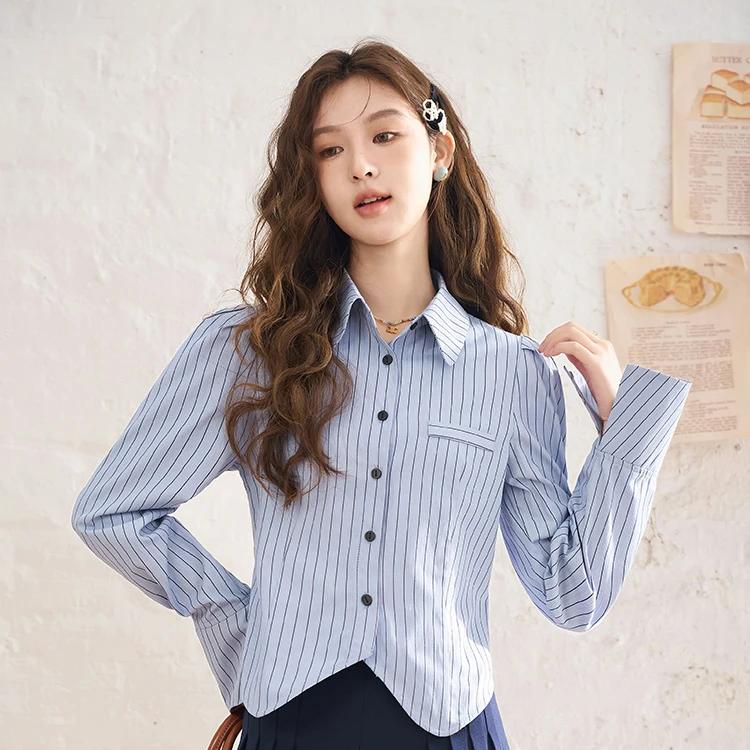 Camisa de cuello polo con mangas acampanadas y rayas irregulares