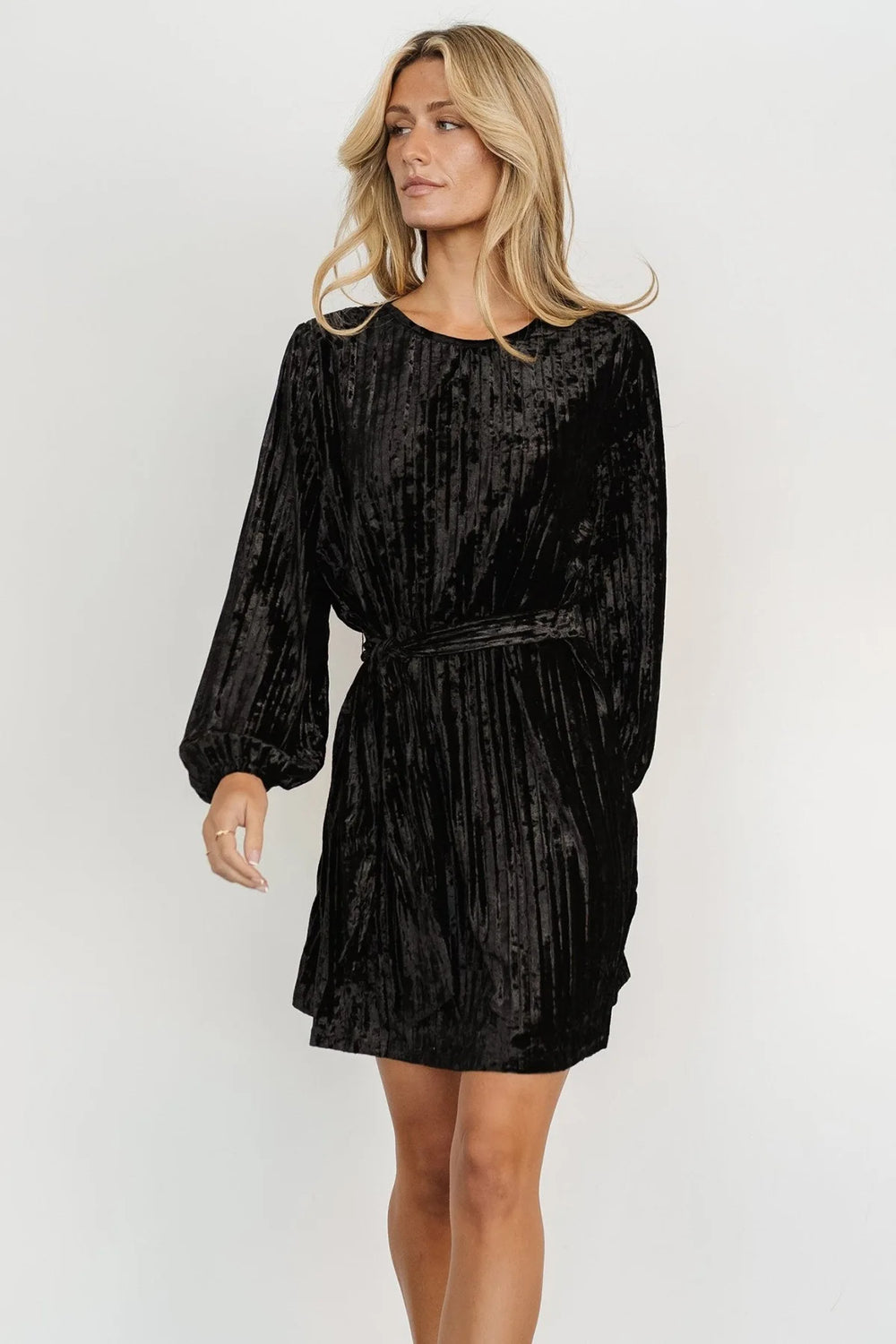Elegante vestido de terciopelo de manga larga
